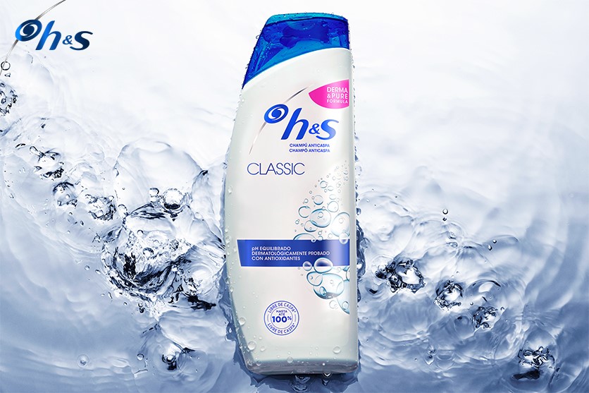 Botella de champú H&S Derma & pure action con tapa abatible con agua en el fondo