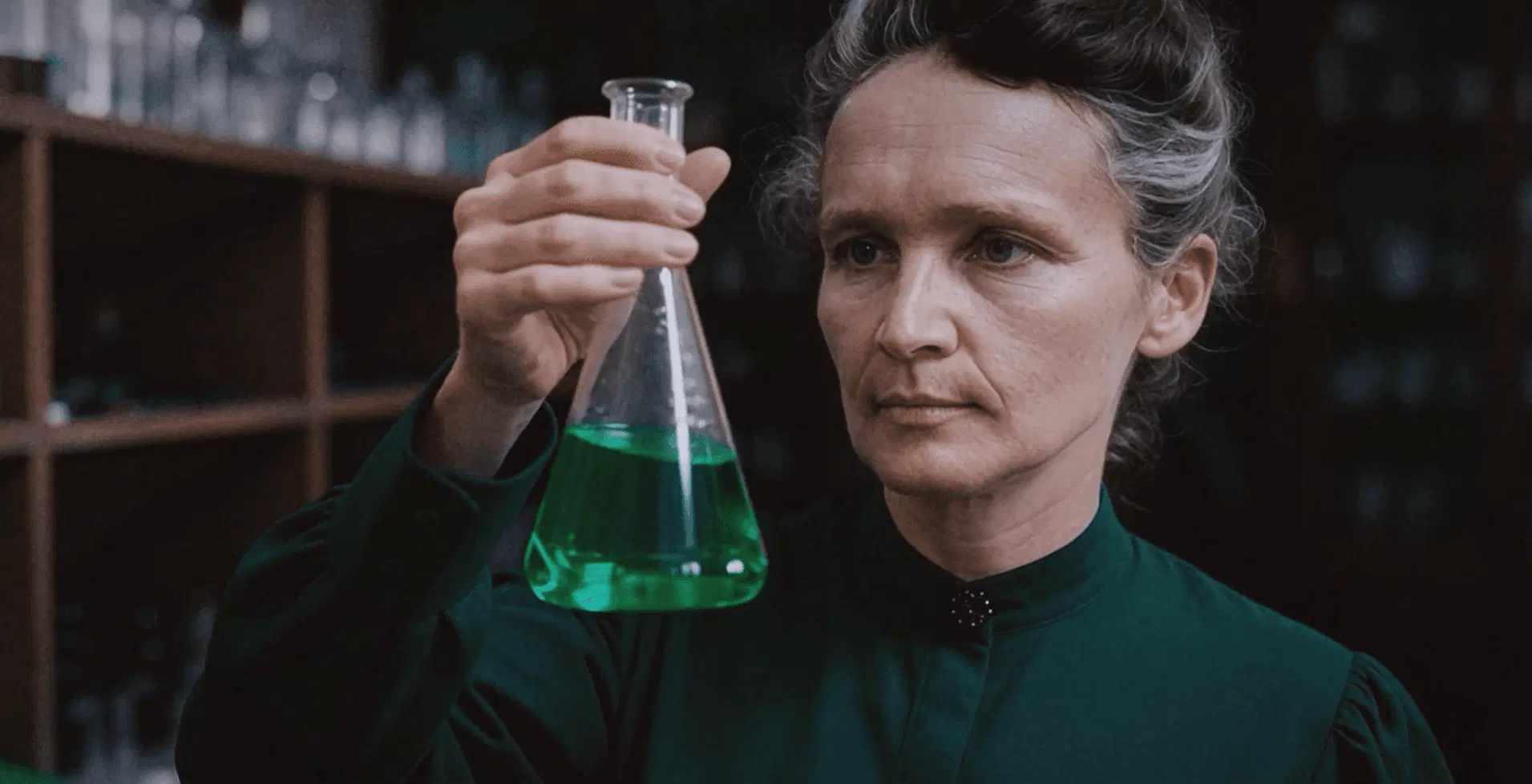 Maria Curie-Skłodowska - AI avatar is holding a flask with green liquid