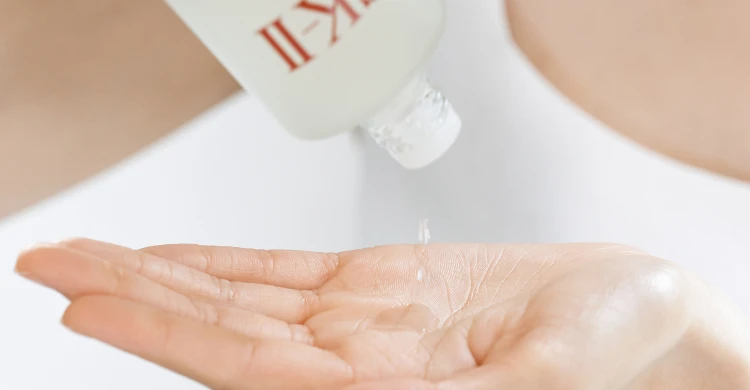 SK-II PITERA™青春露倒於手掌上的產品使用特寫