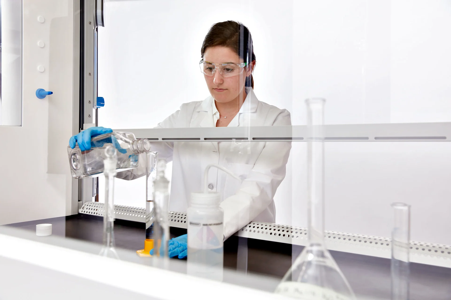 echo-green-filtered-fume-hood-interior-web-2k.jpg