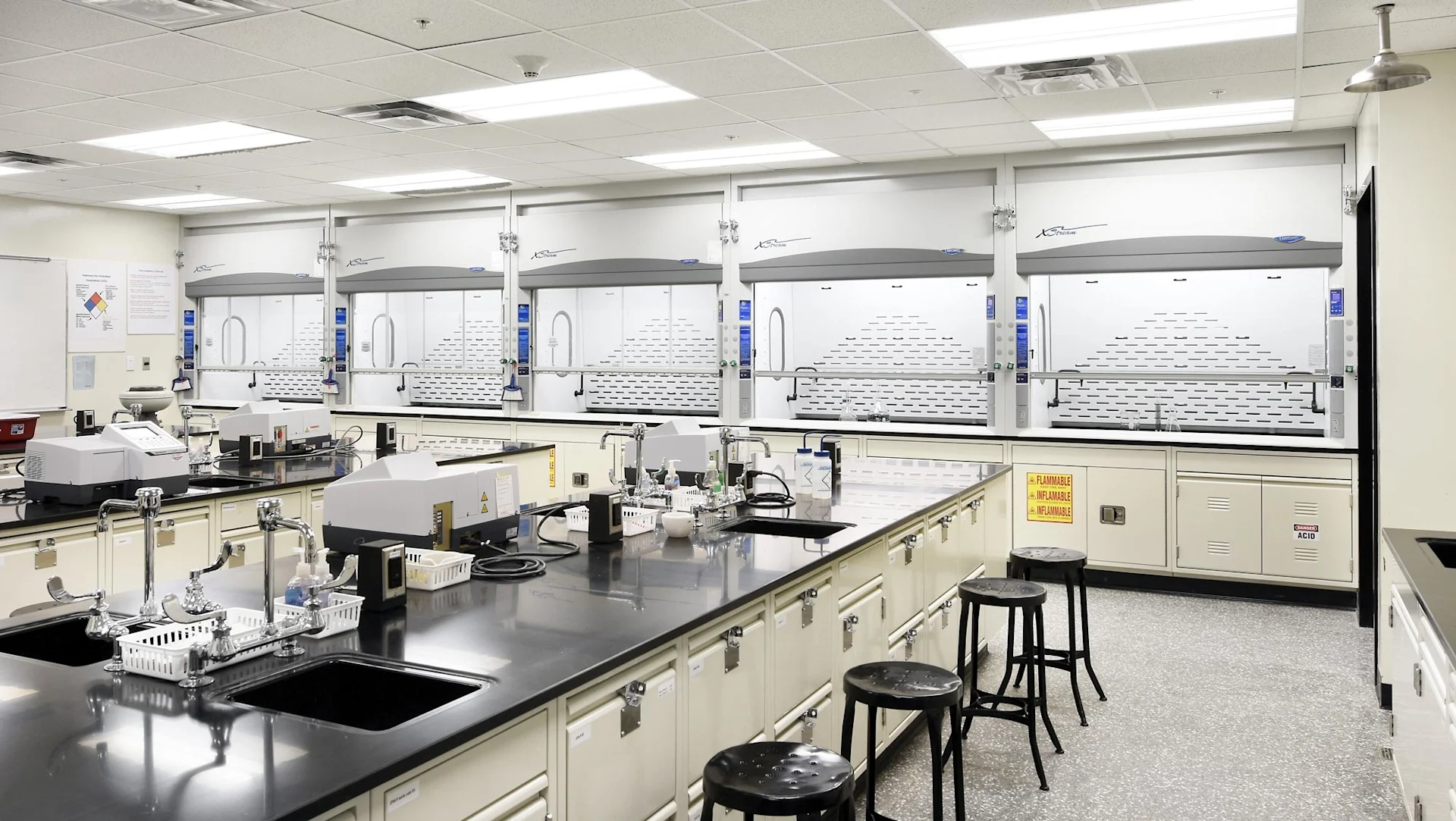discoveryhalllab1b.jpg