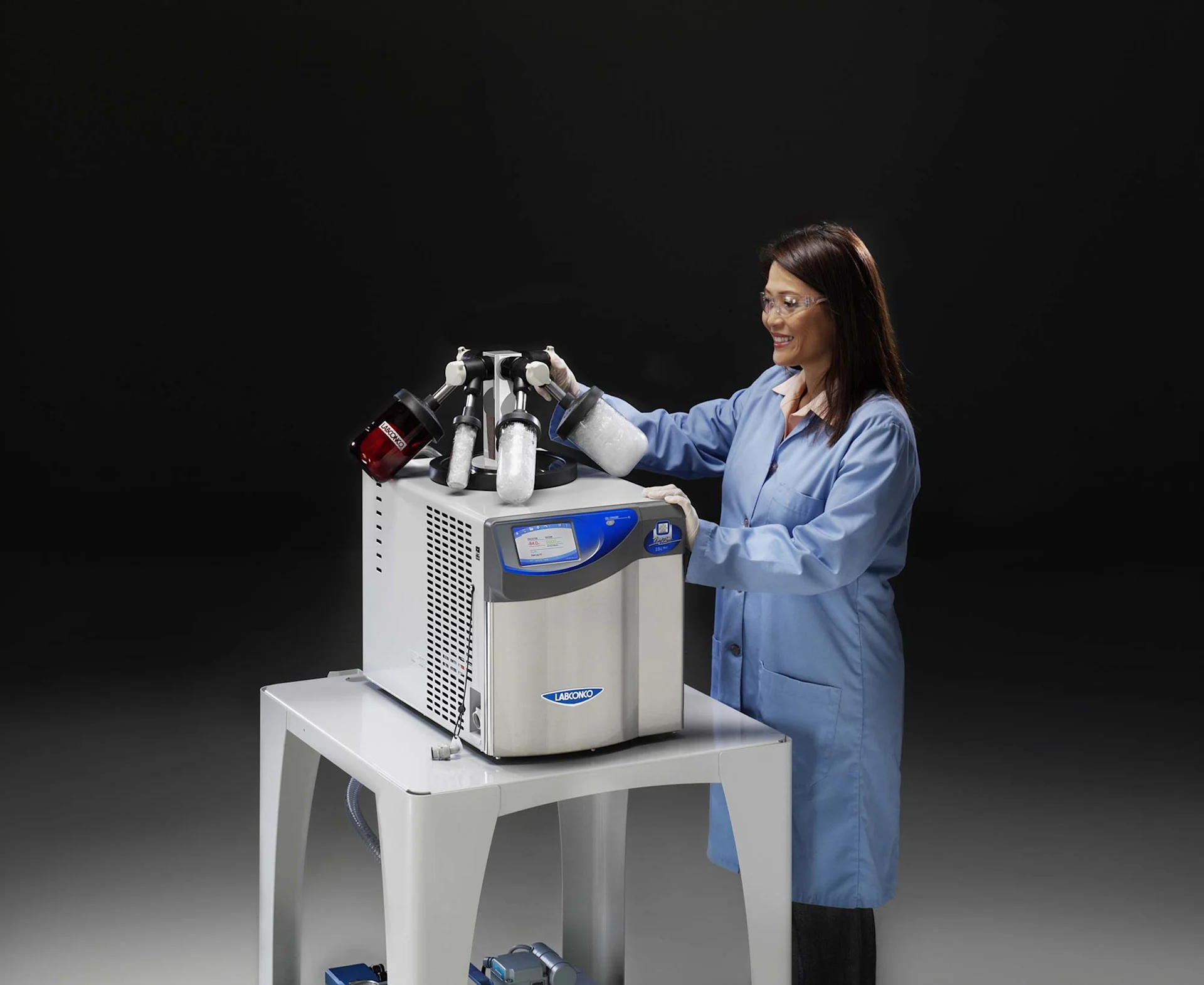 benchtop-freeze-dryer-with-manifold.jpg