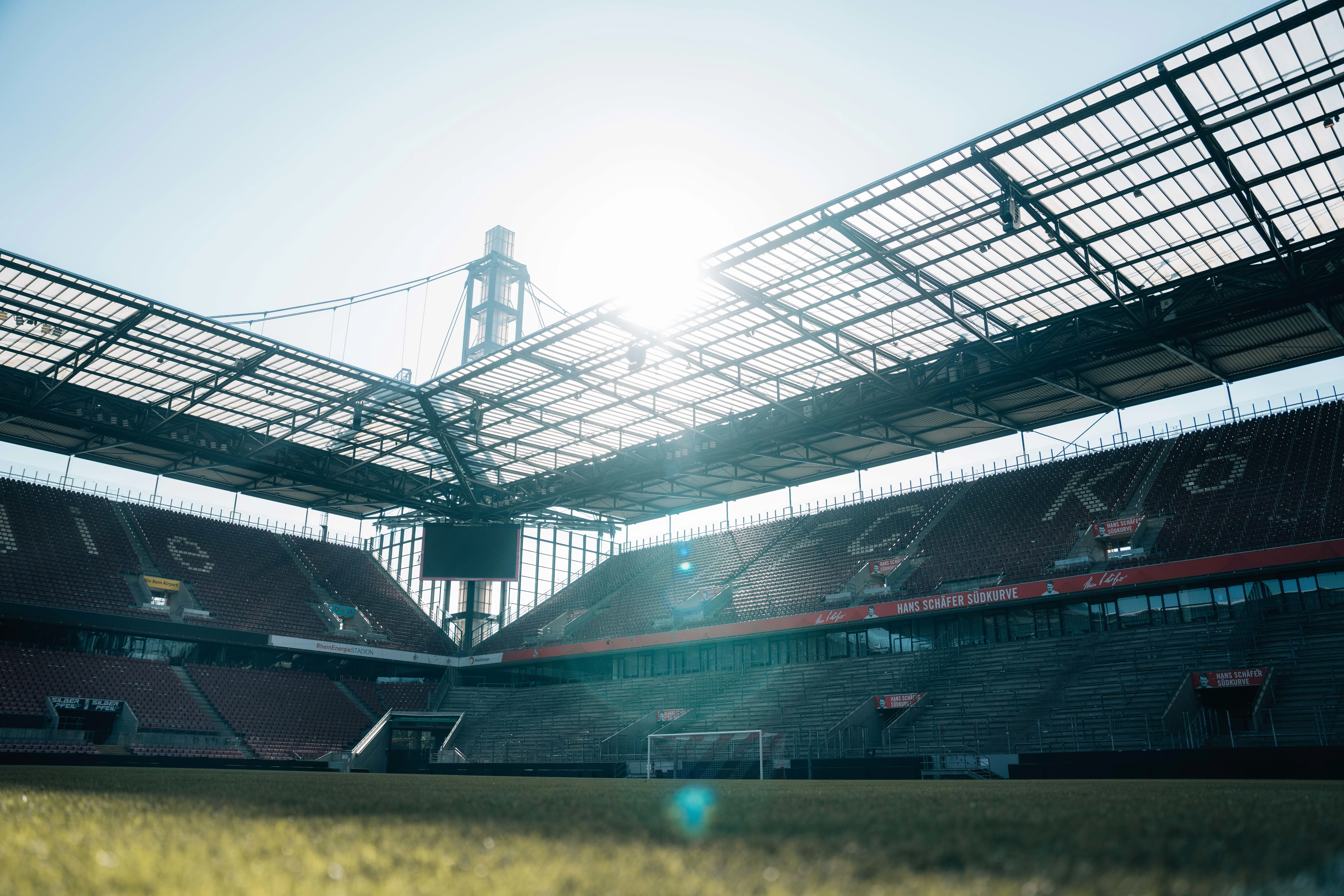 ZNU Zertifikat Symbolbild Stadion.jpg