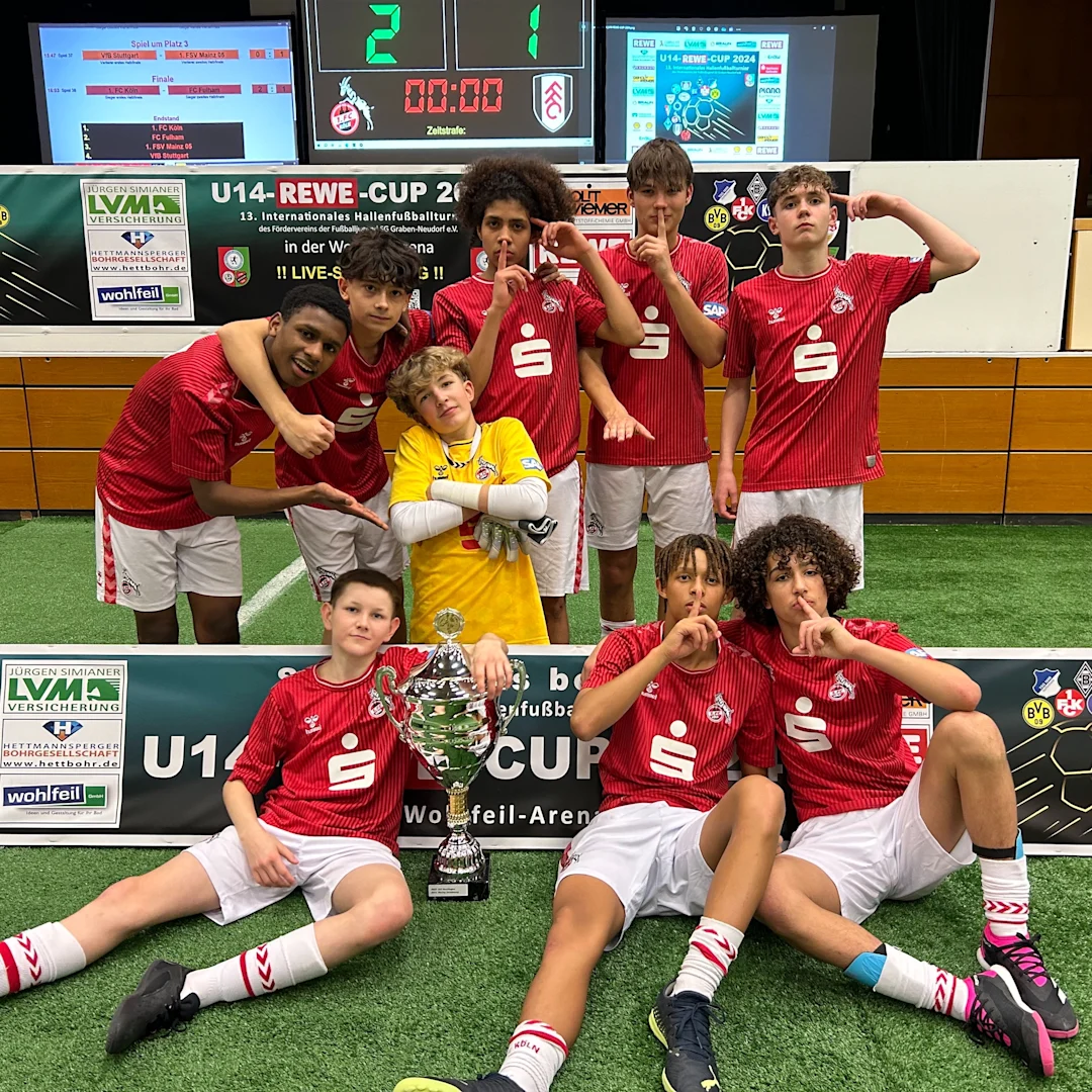 Auch die U14 posierte im Anschluss ihres Turniers mit dem Pokal