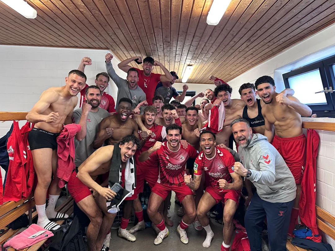 Darf nicht fehlen: Das Jubelfoto nach dem Derbysieg