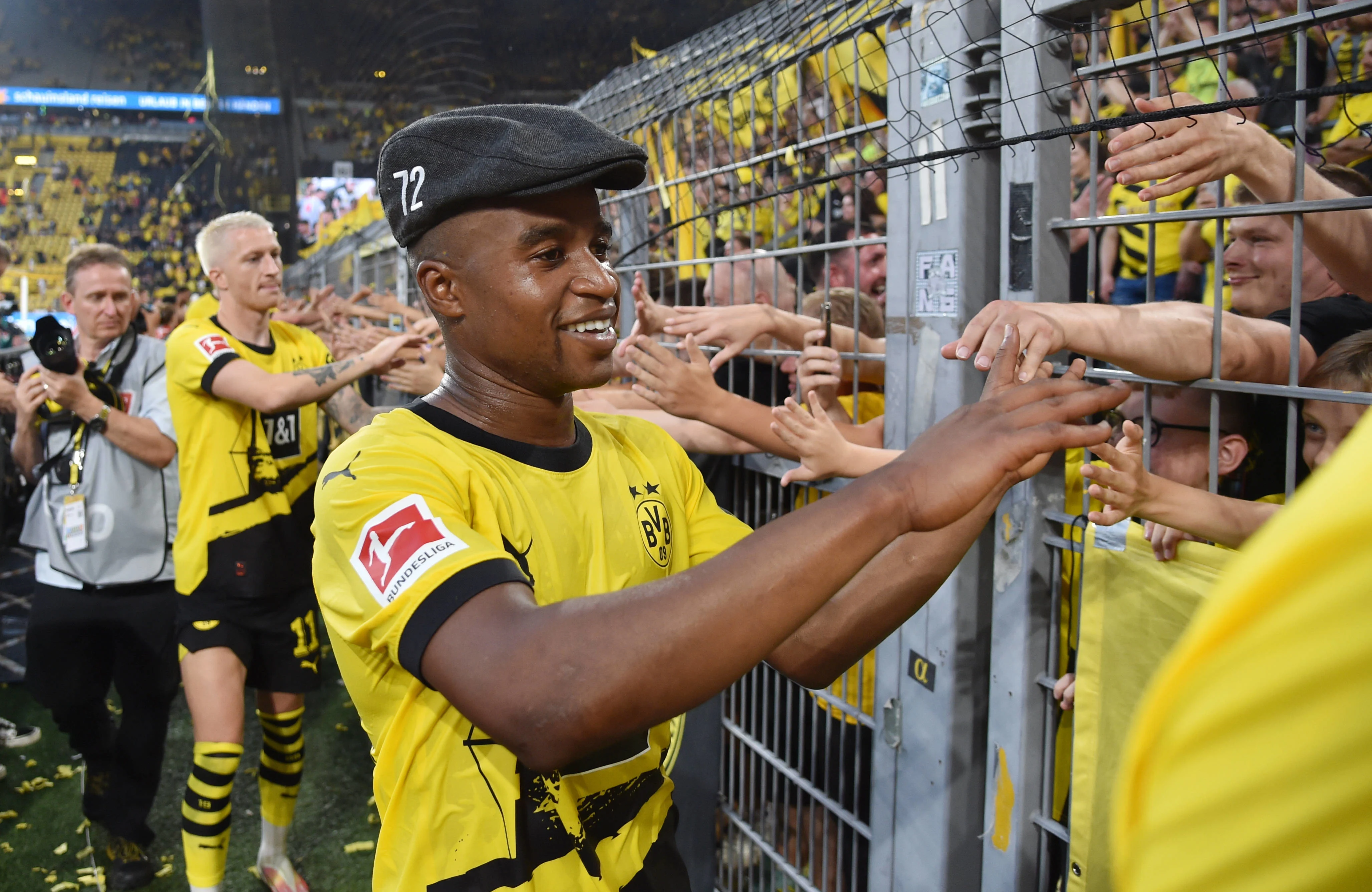 Moukoko mit Baumgartmütze.jpg