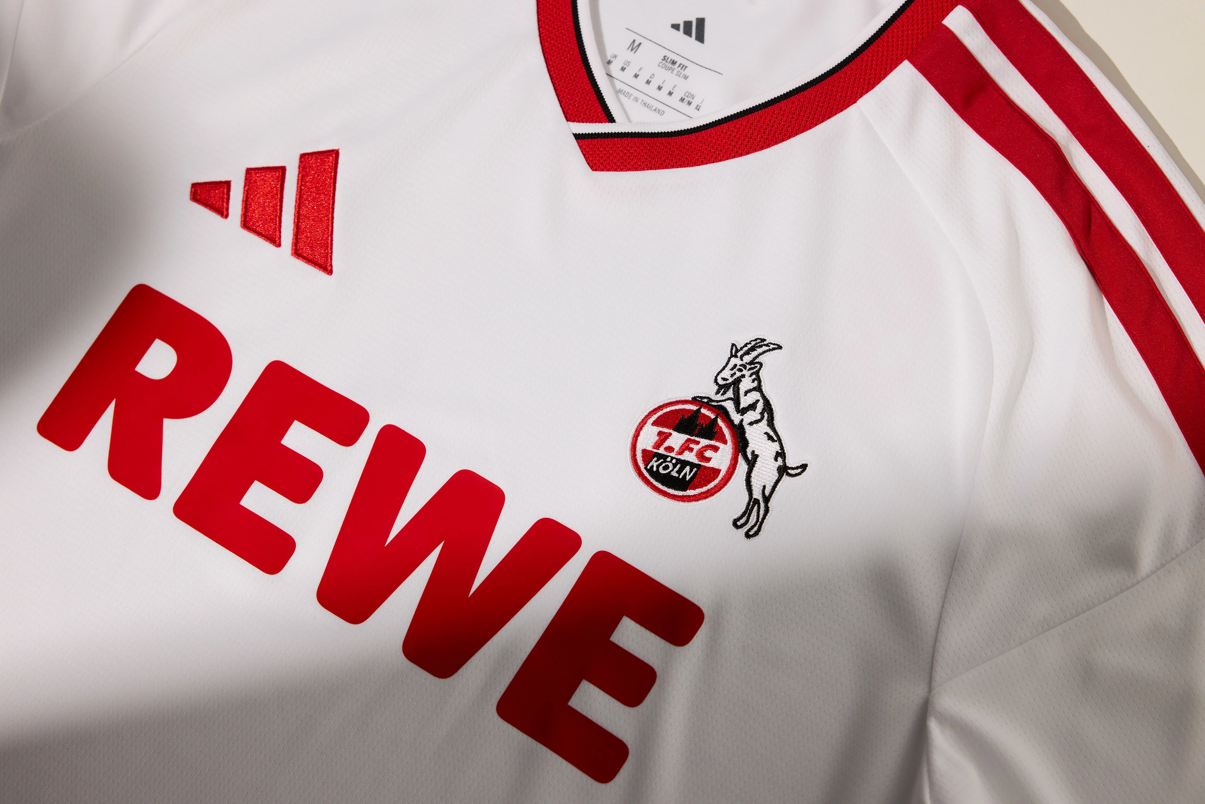 Adidas: Heimtrikot Close