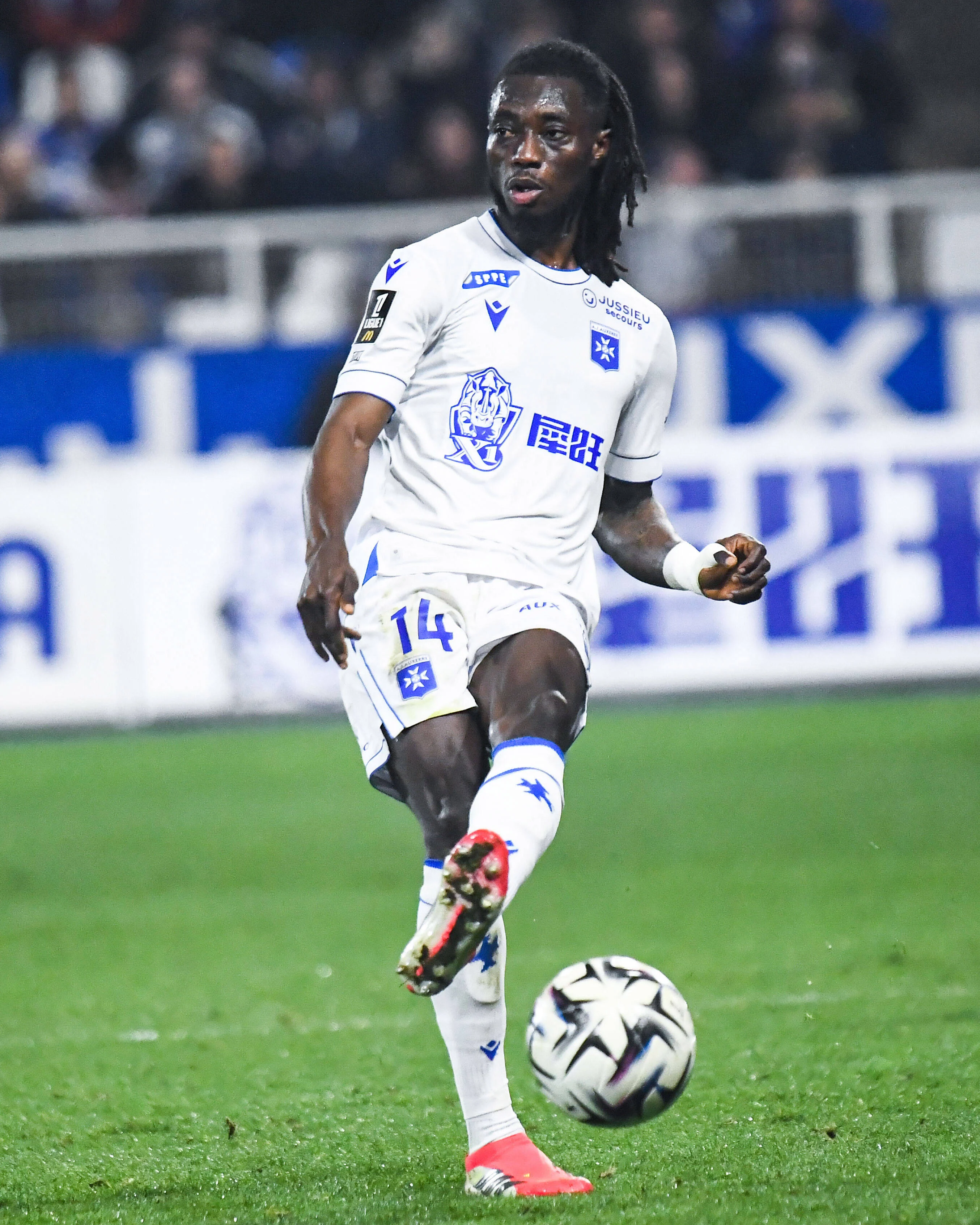 Mensah_Fakten_Auxerre.jpg