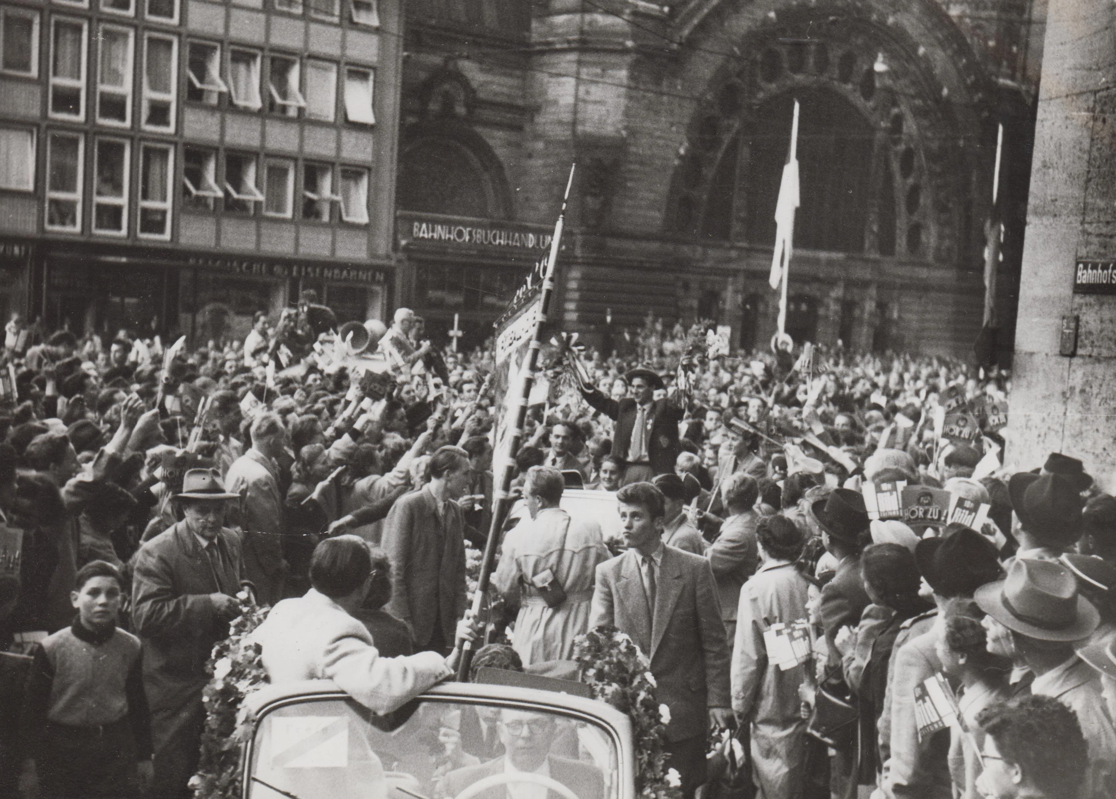 WM 1954 Rückkehr Schäfer Bahnhof 3.jpg