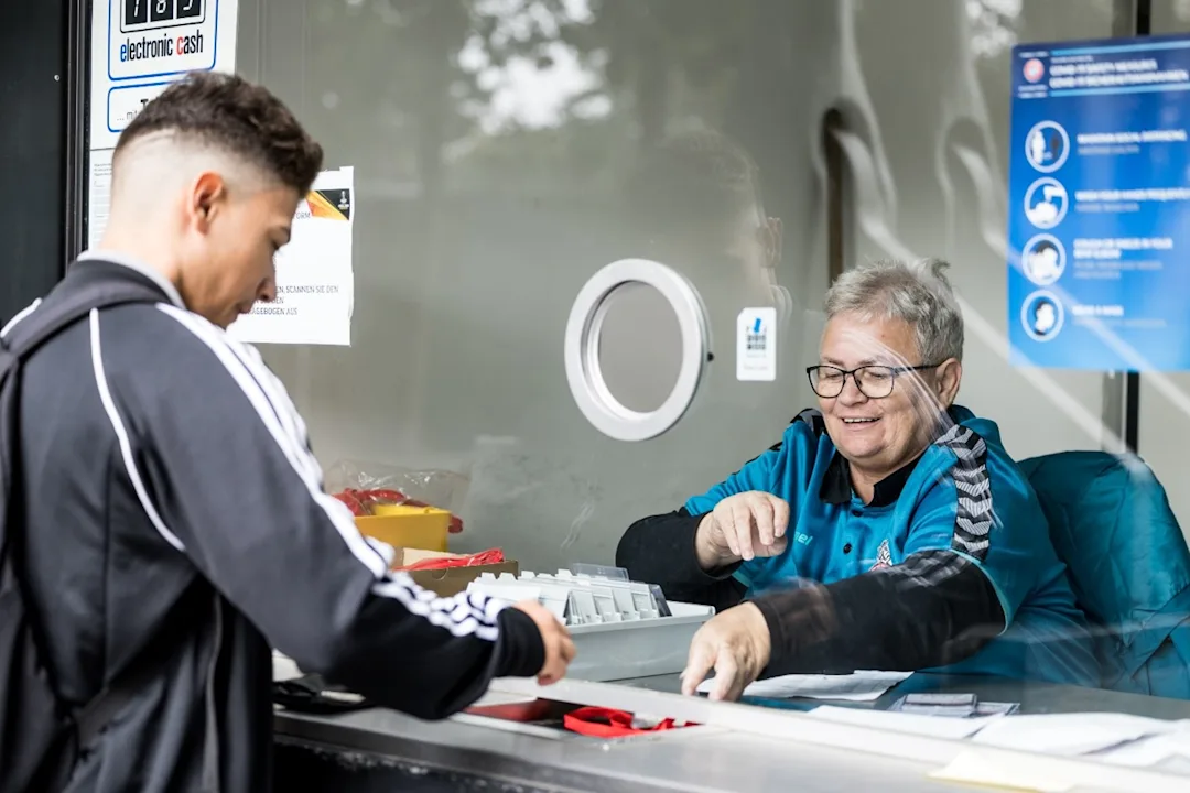 Unterstützung bei der Arbeitsausweisausgabe