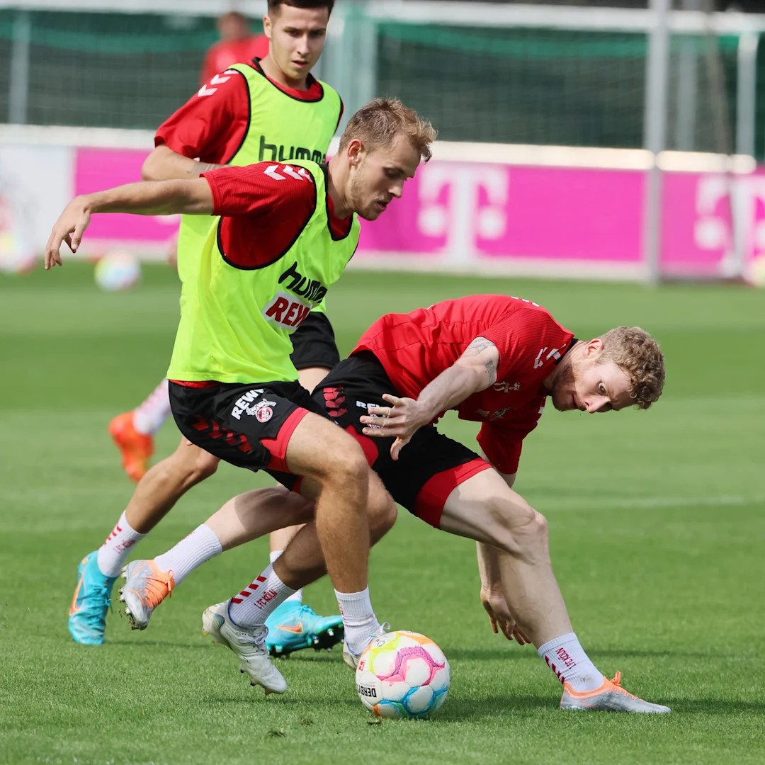Strauch im Duell mit Florian Kainz (Saison 2022/23)