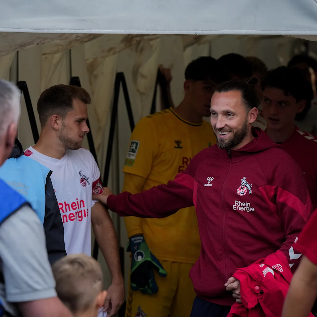 Marco Höger testet vor dem Heimspiel gegen den FC Wegberg-Beeck, ob bei Strauchs Premiere als Kapitän der U21 die Binde richtig sitzt