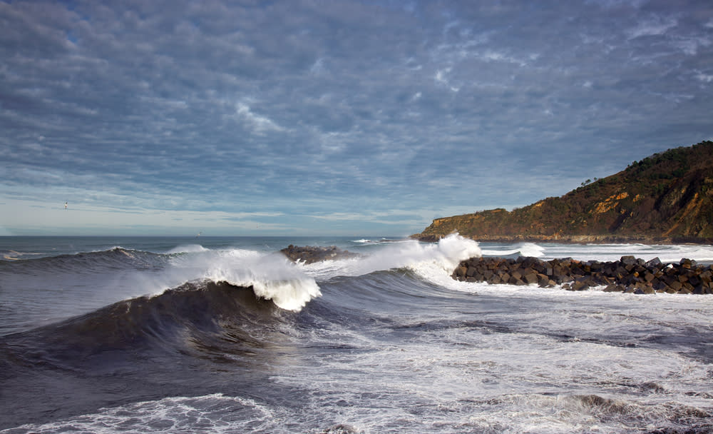 Ocean waves hitting rocks