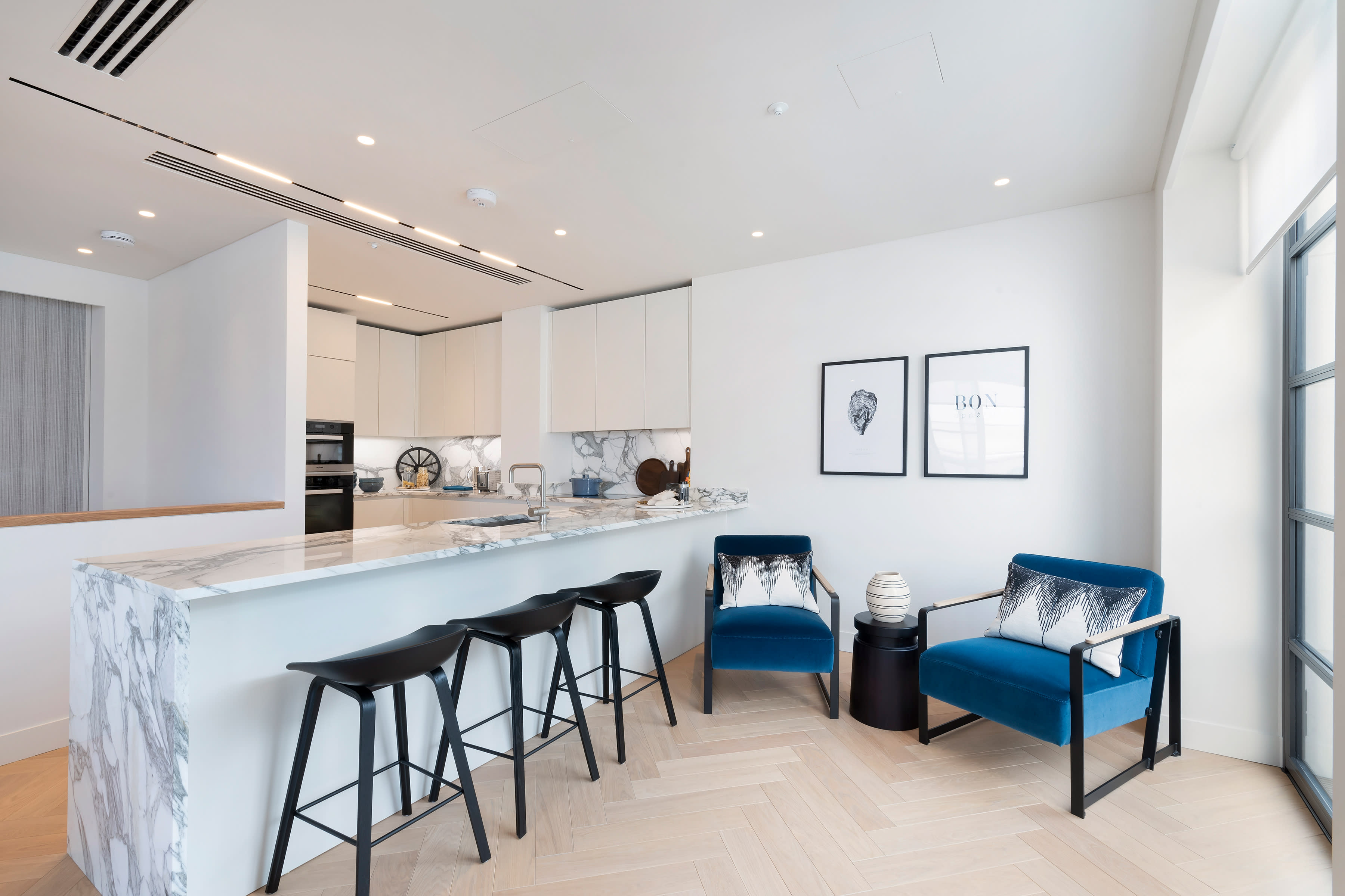 Kitchen and breakfast bar with chairs