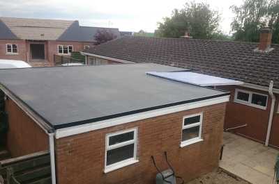Extension flat roof with polycarbonate roof join