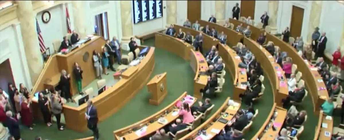 Arkansas Gov. signs bill cutting state income taxes