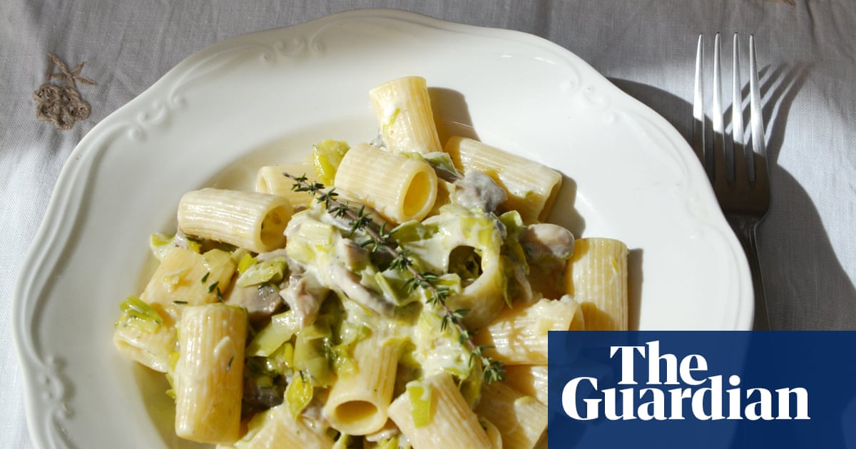 Rachel Roddy’s recipe for pasta with leeks, mushrooms, thyme and soft cheese