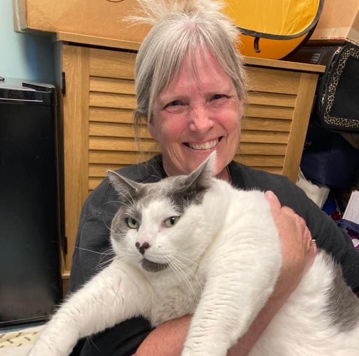She adopted a 40-pound cat, and now they’re on a weight loss journey together