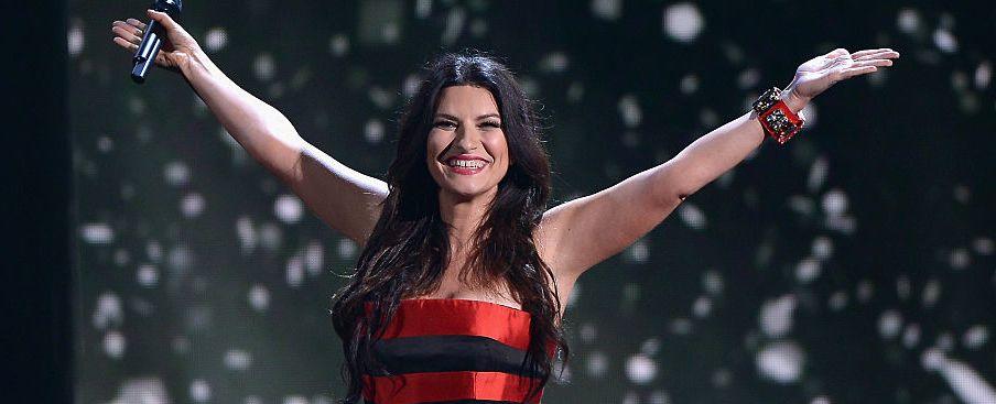 Vestito da sposa Laura Pausini: con giacca per cerimonia chic