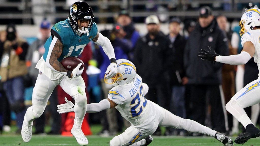 Jaguars TE Evan Engram sits out start of voluntary workouts