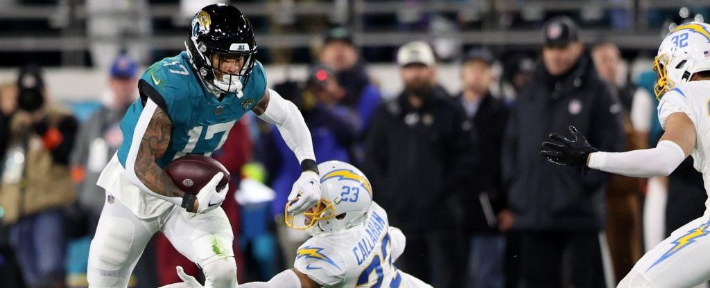 Jaguars TE Evan Engram sits out start of voluntary workouts