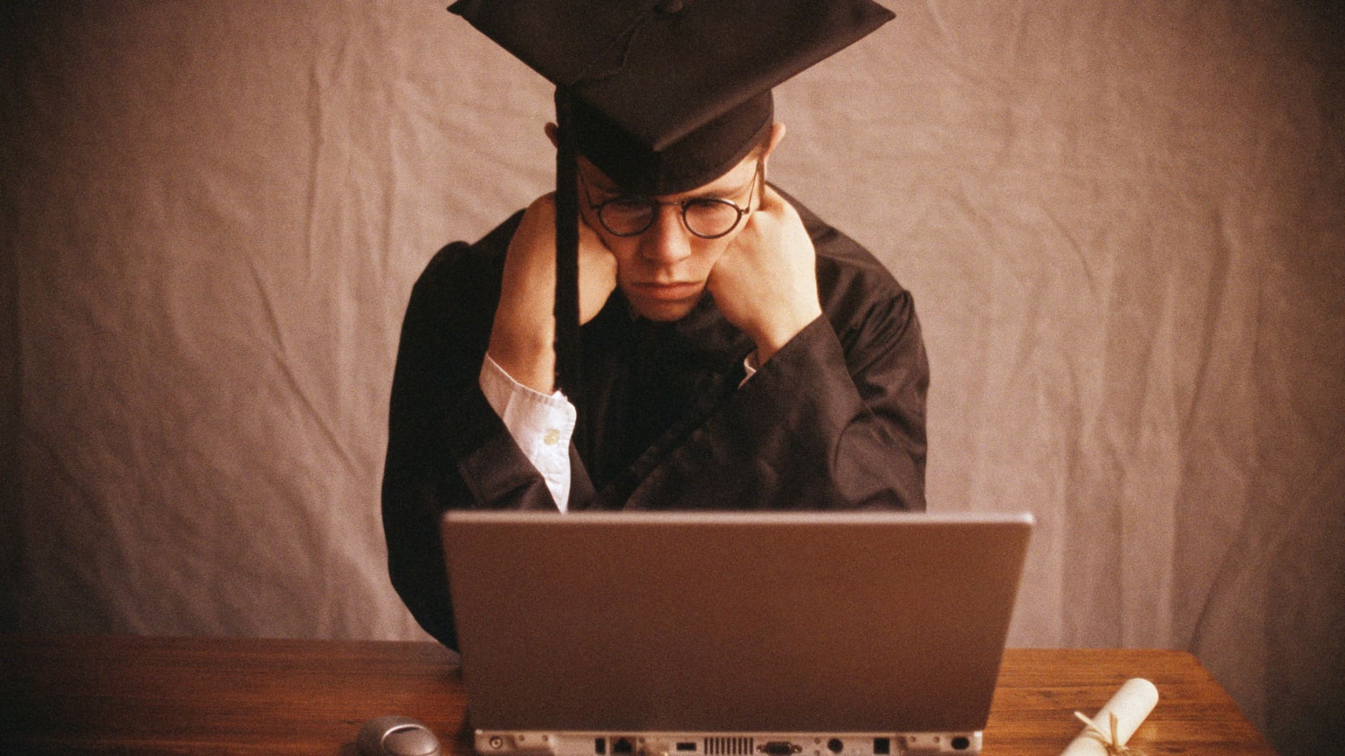 4 strategies for avoiding taking on too much student debt in college