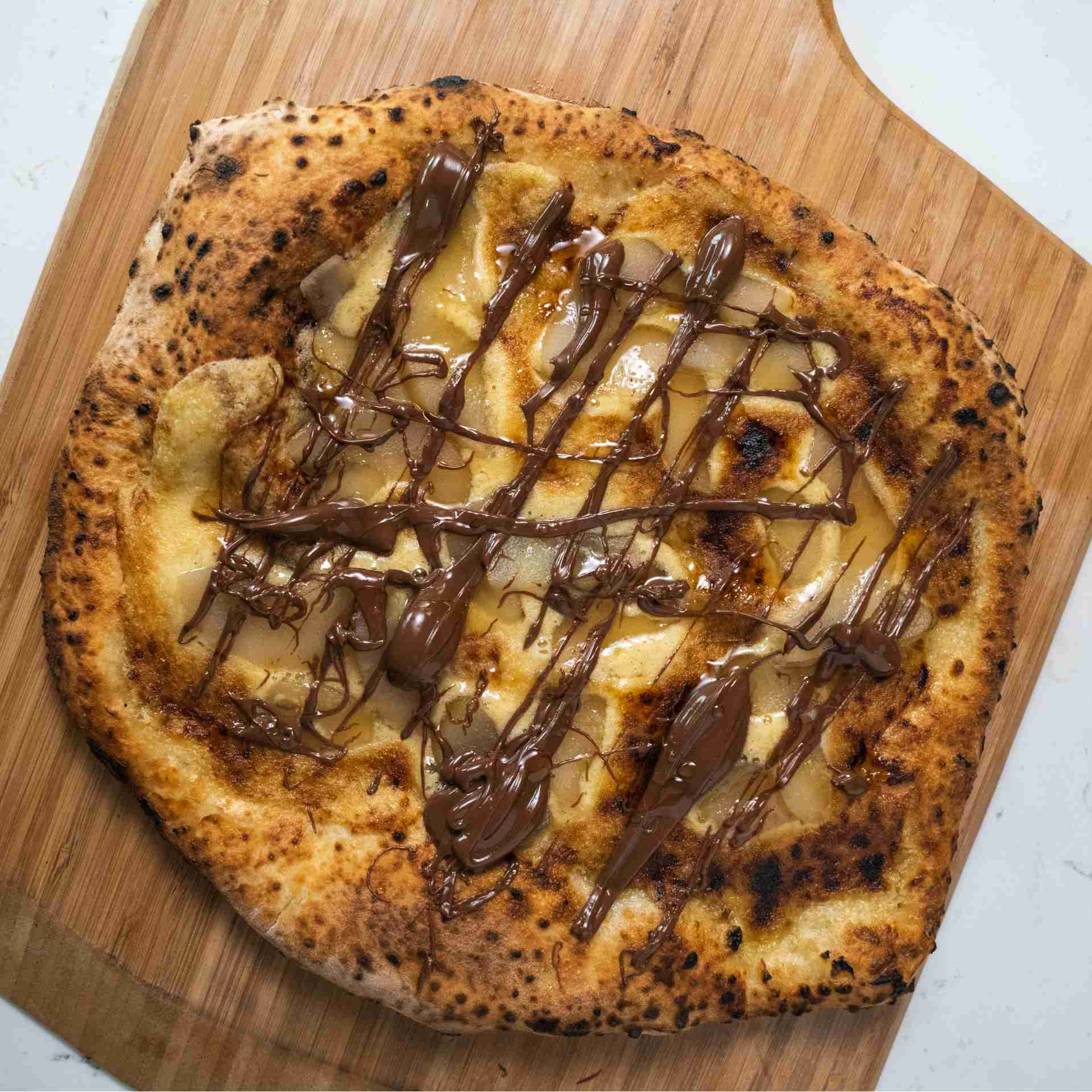 Pizza con Nutella, crema frangipane e pera poché