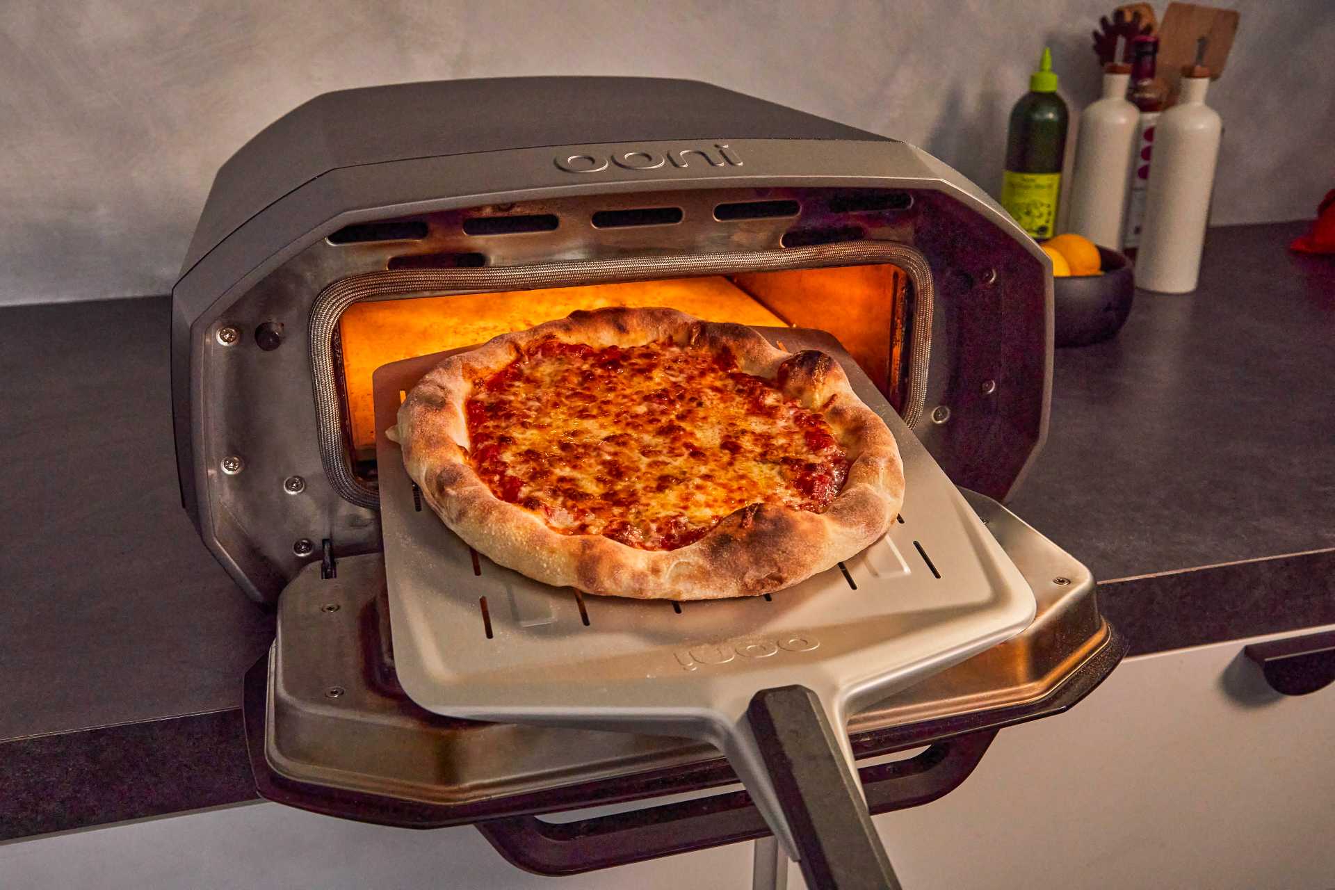 Ricetta Pizza al formaggio New York style per il forno per pizza elettrico  Ooni Volt 12 — Ooni IT
