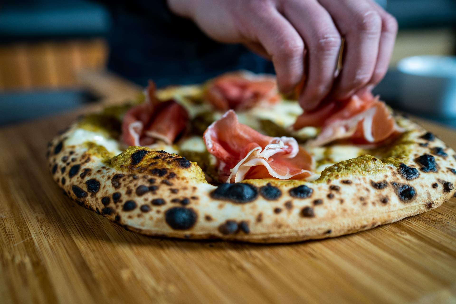 Pizza al pistacchio cotto nel forno pizza di casa favolosa