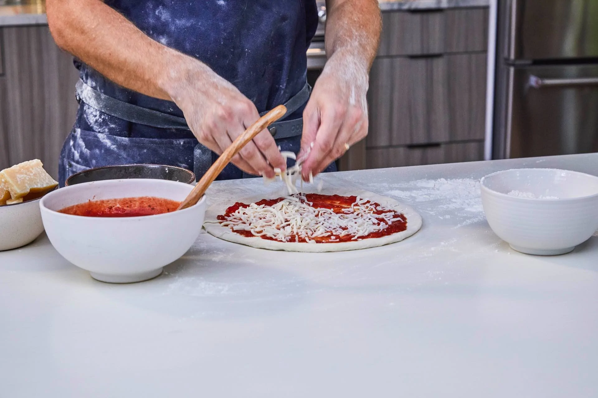 Impasto per pizza classica, cotta con la piastra per pizza in acciaio Ooni  13