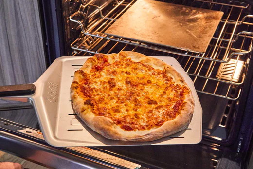 Ricetta Pizza al formaggio New York-Style cotta con la piastra per pizza in  acciaio Ooni 13