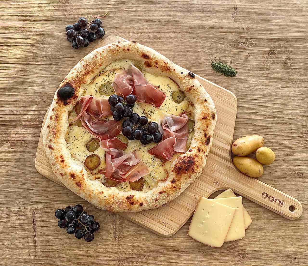 Pizza con formaggio raclette — Ooni IT