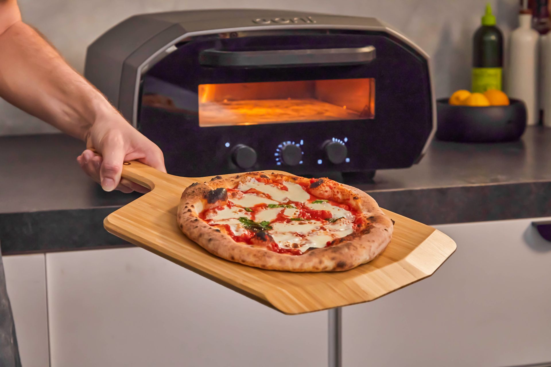 Pizza in stile napoletano cotta con il forno elettrico Ooni Volt 12 — Ooni  IT