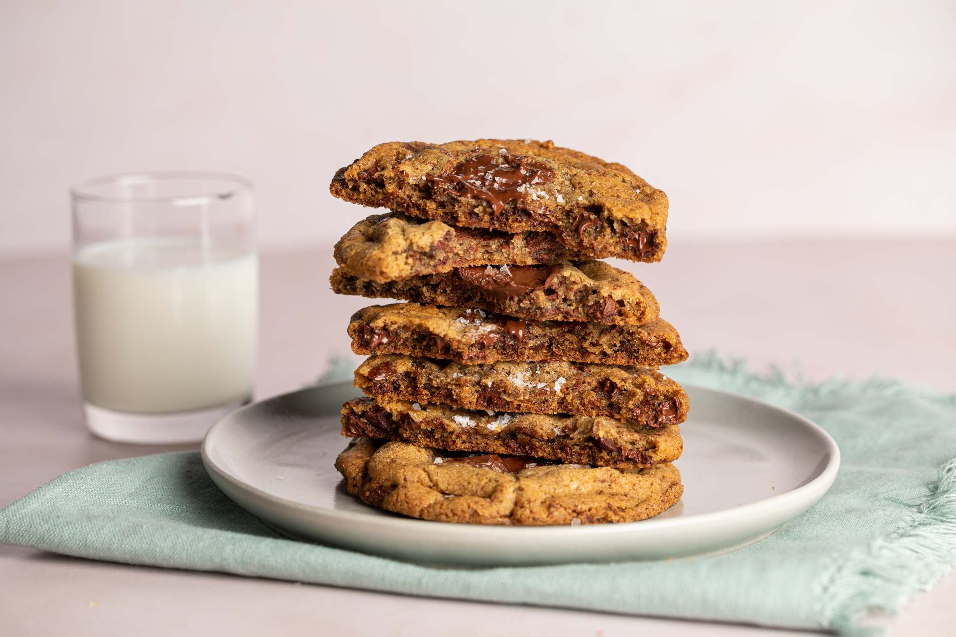 Biscotti cookie con gocce di cioccolato, cotti nel forno Ooni Volt