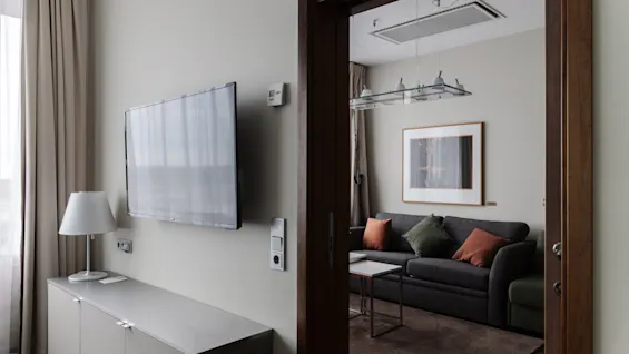 En person aktivt engagerad i en uppgift, som visar fokus och engagemang i sitt arbete.