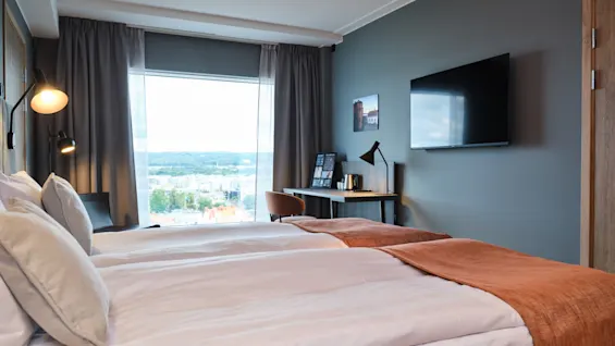 Quality Hotel Match tilbyder et hyggeligt værelse med to senge, en arbejdsplads og en naturskøn udsigt over byen.