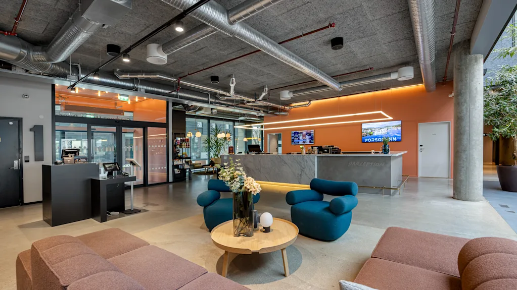 Comfort Hotel Porsgrunn: En moderne hotellobby med RECEPTION, komfortable sitteplasser og industriell stil. PORSGRUNN vises.