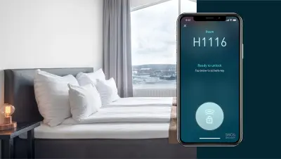 Hotellseng og app-skjerm med mobile nøkler