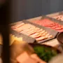 Eloisa noutopöytä, jossa on valikoima viipaloituja leikkeleitä ja juustoja, täydellinen tyydyttävään aamiaiseen tai lounaaseen.