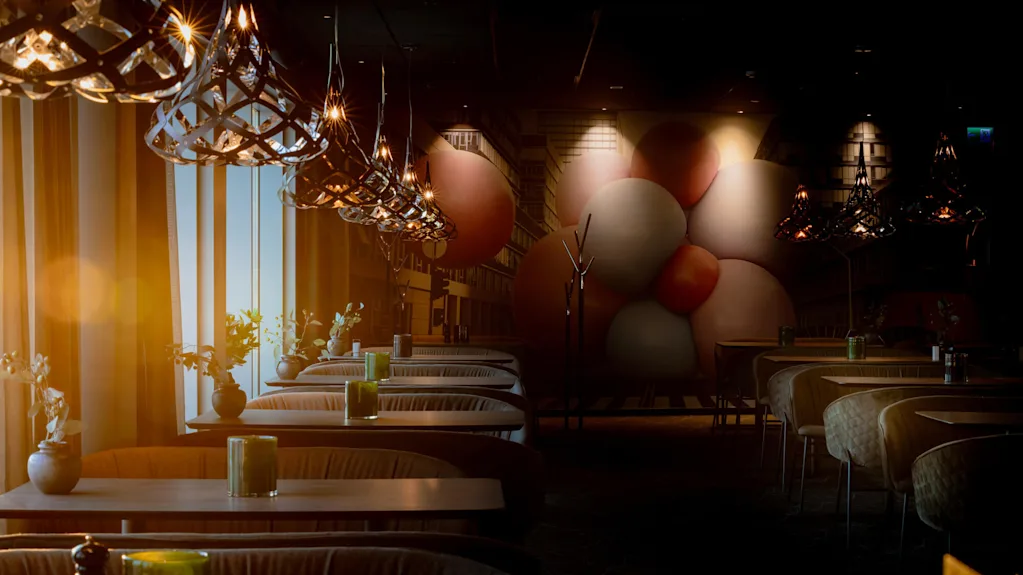 Swedish: Bord med gröna ljus står uppradade under moderna hänglampor, i en svagt upplyst restaurang med en mural av stora överlappande sfärer på väggen.