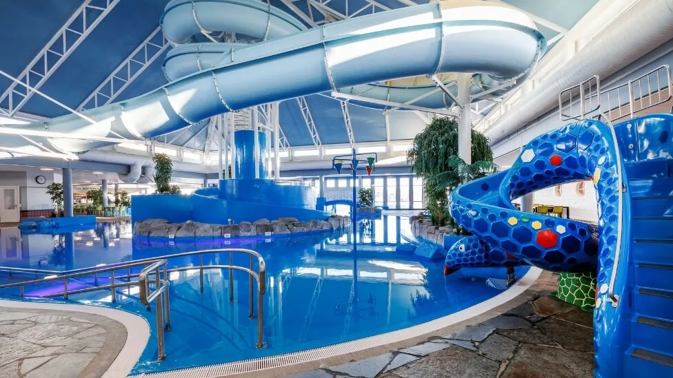 Two water slides and a indoor pool at Quality Hotel Skjærgården.