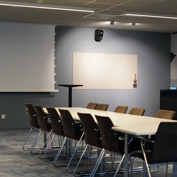 Ett välutrustat konferensrum på Quality Hotel Arlanda XPO, redo för presentationer och samarbeten.