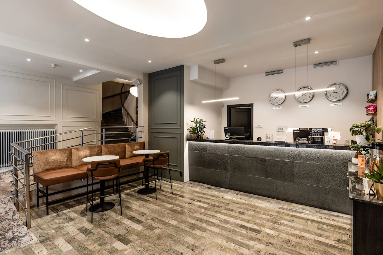 Comfort Hotel Linköping Cityn aula, jossa on vastaanotto, mukavat istuimet ja pikakirjautumiskyltti.