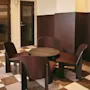 Stopover Hotel Falkenberg: Et koselig sitteområde med et rundt bord og fire stoler på et rutete gulv. Et 'BUSY'-skilt er synlig.