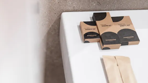 Home Hotel Tapto erbjuder miljövänliga badrumsartiklar: en duschmössa, rakningskit och plastfritt hygienkit.