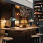 Et hyggeligt loungeområde med et langt bord, barstole og varm belysning. En tavle viser drikkevarer og siger enjoy.