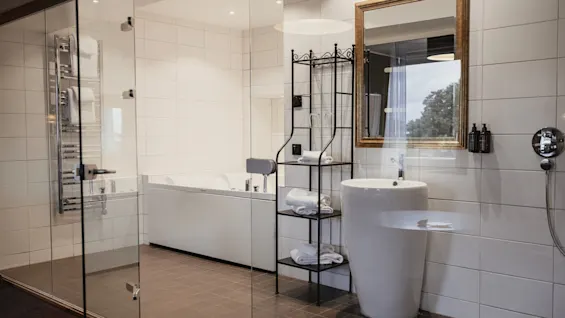 Home Hotel Slottsparken - Junior Suite - Bathroom and bath