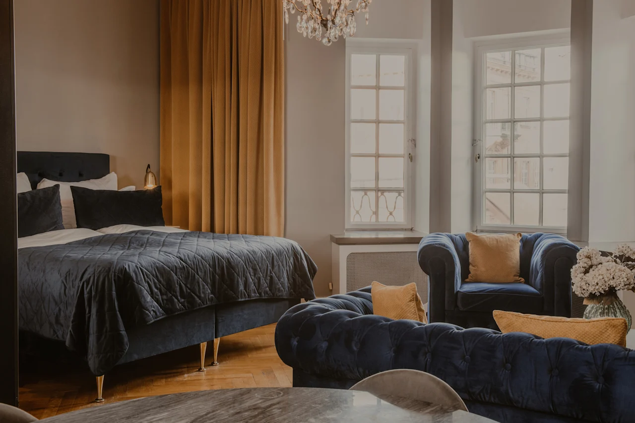 Ett lyxigt hotellrum på Home Hotel Grand, Helsingborg, med en bekväm säng och elegant sittgrupp.