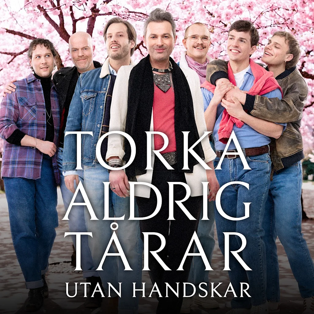 En grupp vanner som star tillsammans under blommande korsbarstrad med texten Torka aldrig tarar utan handskar