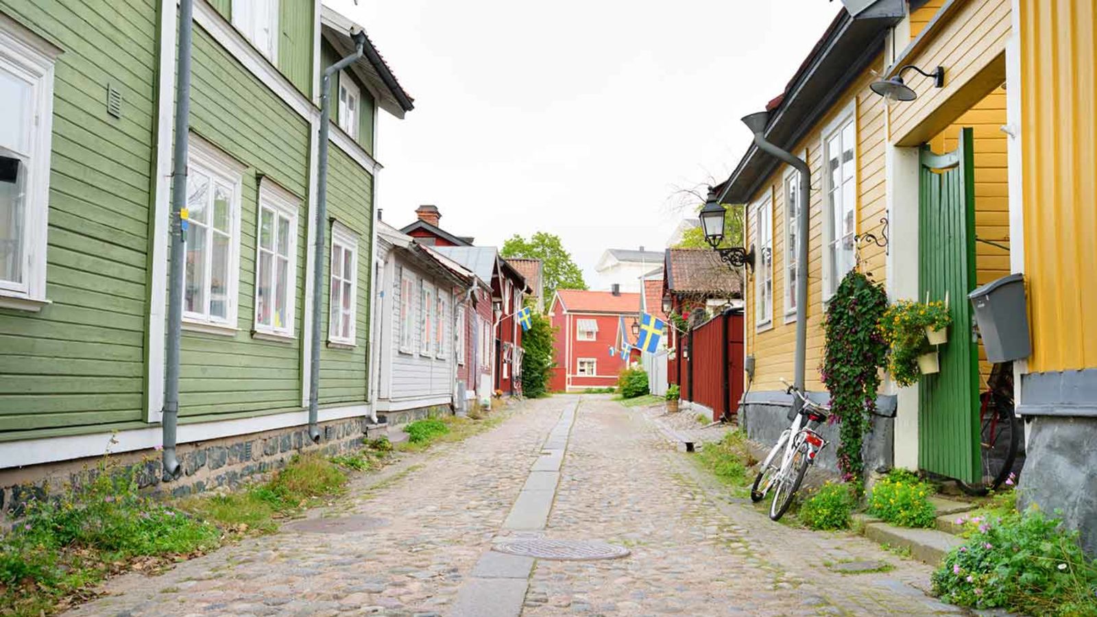 Promernera lämngs med de gamla husen i Gävles äldsta kvarter 